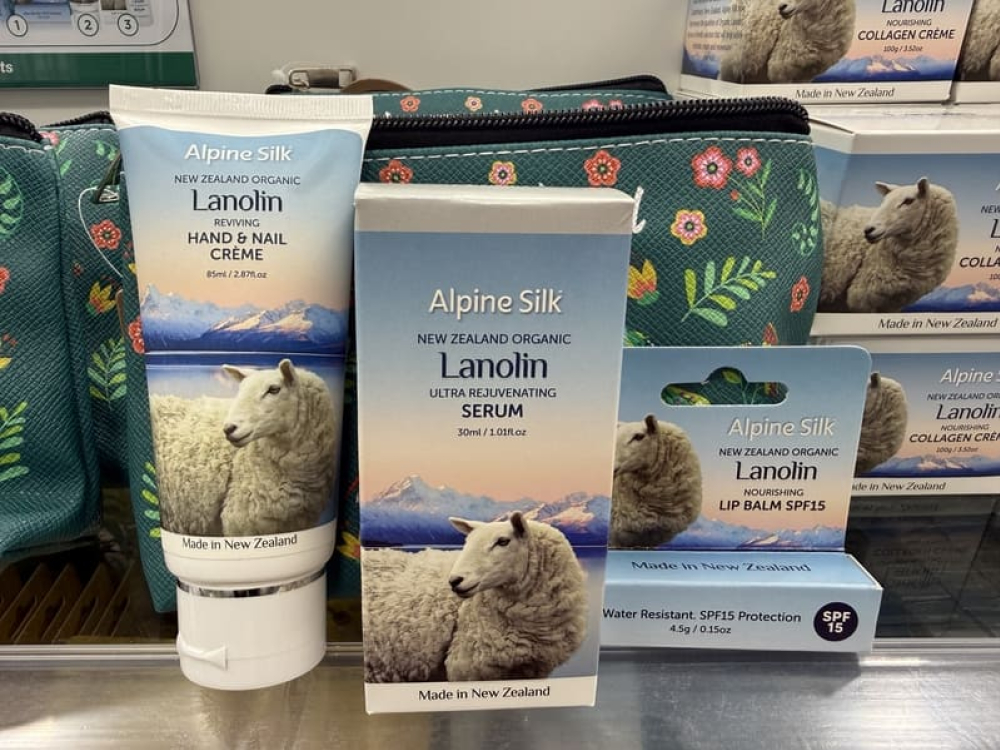 Alpine Silk 绵羊油护肤套装（精华+护唇膏+护手/护甲霜）（赠送化妆袋）
