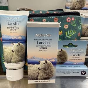 Alpine Silk 绵羊油护肤套装（精华+护唇膏+护手/护甲霜）（赠送化妆袋）